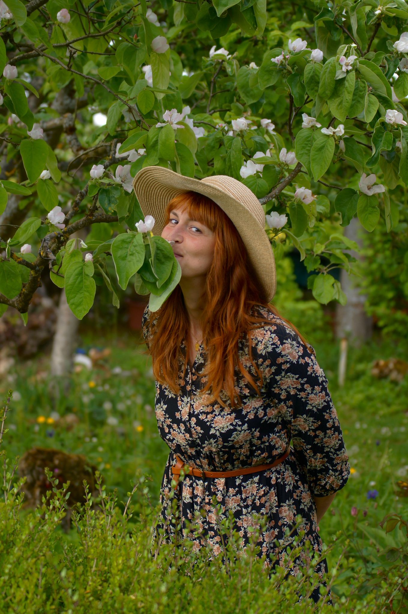 Christina in ihrem Garten in Leupoldstein